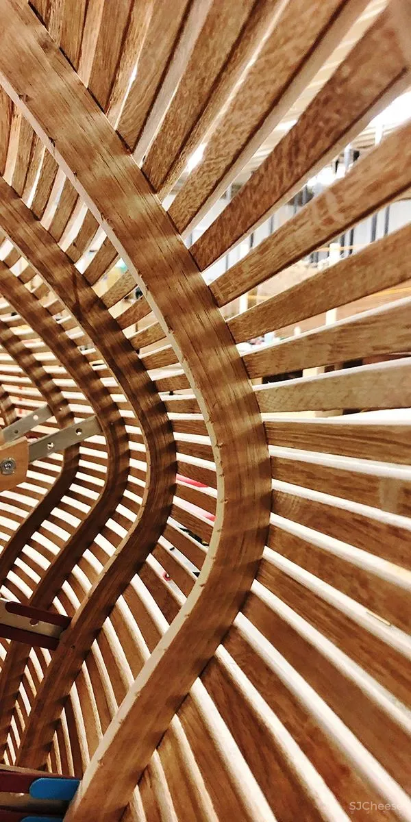 耗资 7 亿的剧院设计，蒸汽弯曲的实木栏杆，真是「费工费料」