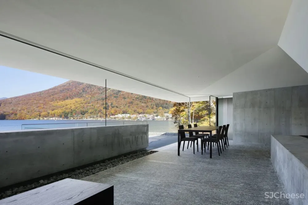 这座别墅只有几件家具，却吸引了所有人的目光