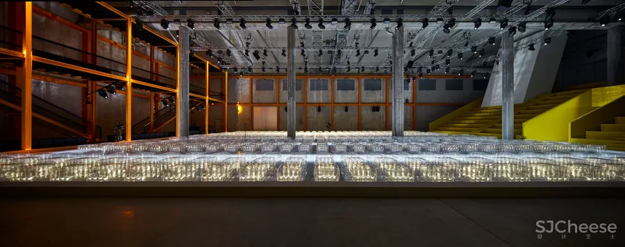 PRADA 在东京开了新店,OMA 的设计居然用海绵做墙面!