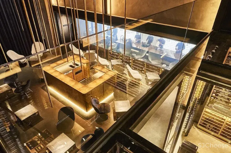 90后大厨打造沉浸式餐厅设计,颠覆传统用餐体验,连大门都出乎意料......