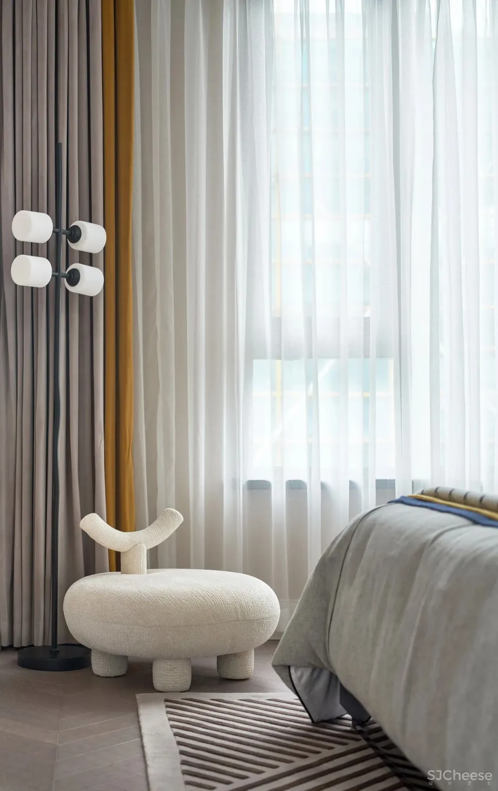 中性色作为空间主色调，搭配以暖温度的姜黄！