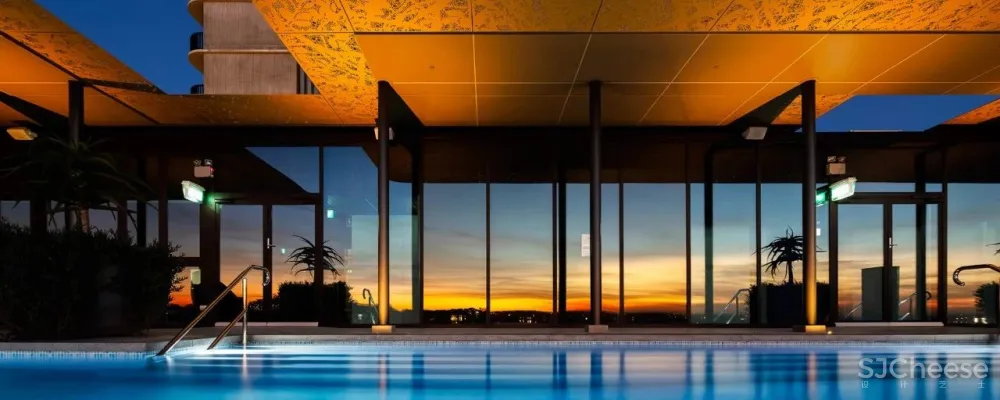 大尺度22米高人工瀑布 顶层无边泳池 生态豪宅新玩法