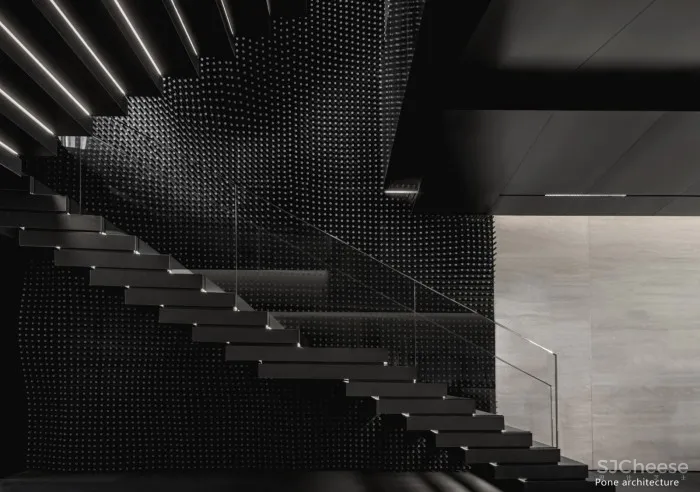 热炼「熔」城,史上“最黑”的健身房却如此酷帅