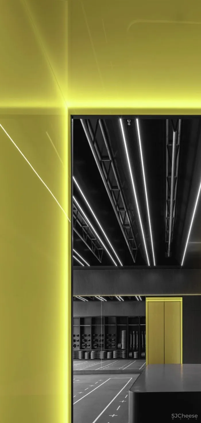 热炼「熔」城,史上“最黑”的健身房却如此酷帅