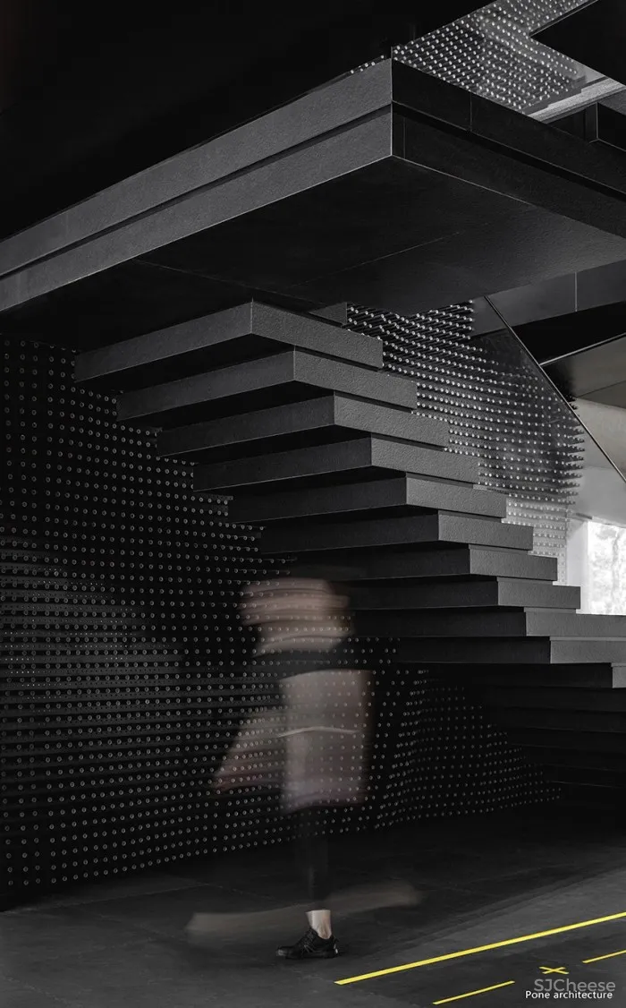 热炼「熔」城,史上“最黑”的健身房却如此酷帅