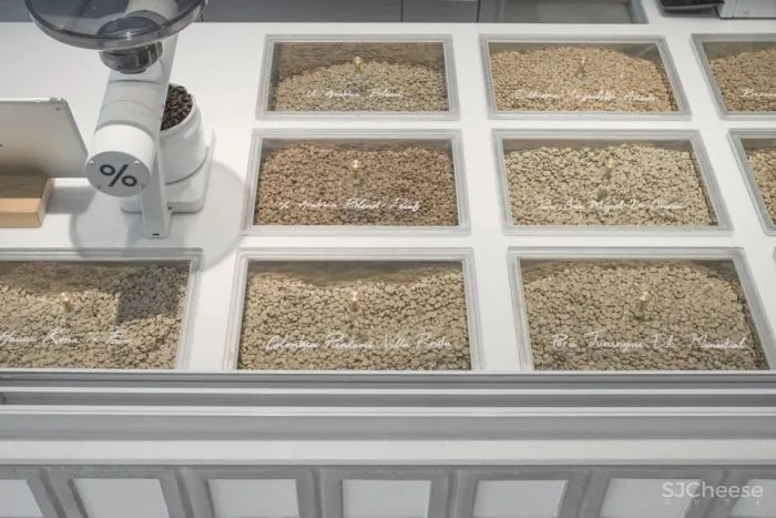 曼谷%咖啡店,手工瓷砖和砌块构建整个空间的想法。