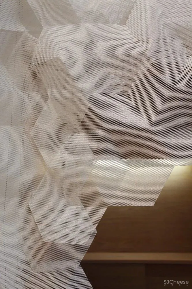 隈研吾新作又把木头玩出新花样!这是要集齐建筑材料的一百种玩法?