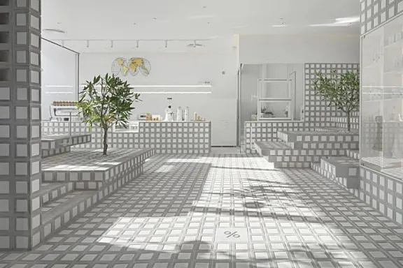 曼谷%咖啡店，手工瓷砖和砌块构建整个空间的想法。