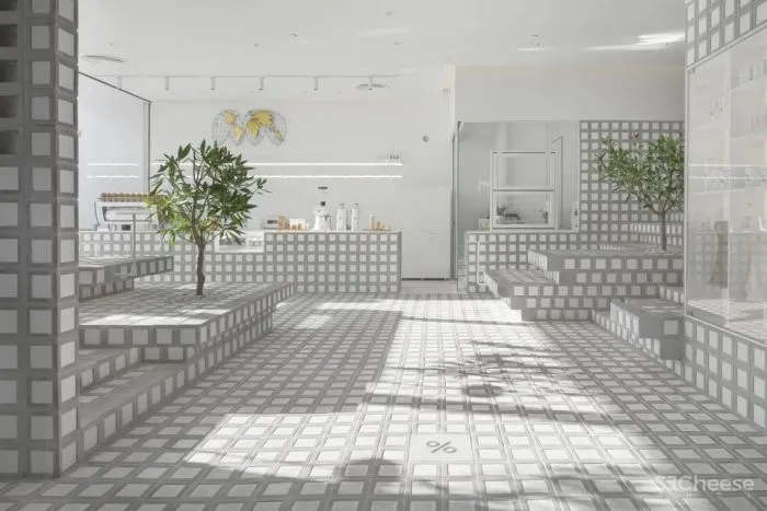 曼谷%咖啡店,手工瓷砖和砌块构建整个空间的想法。