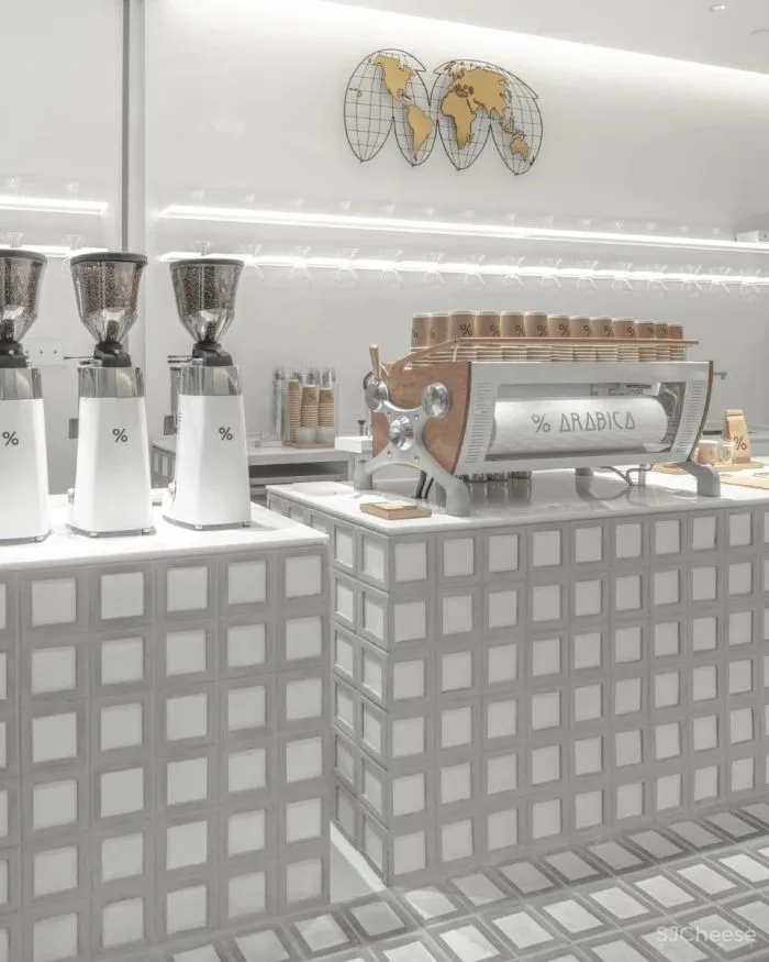 曼谷%咖啡店,手工瓷砖和砌块构建整个空间的想法。