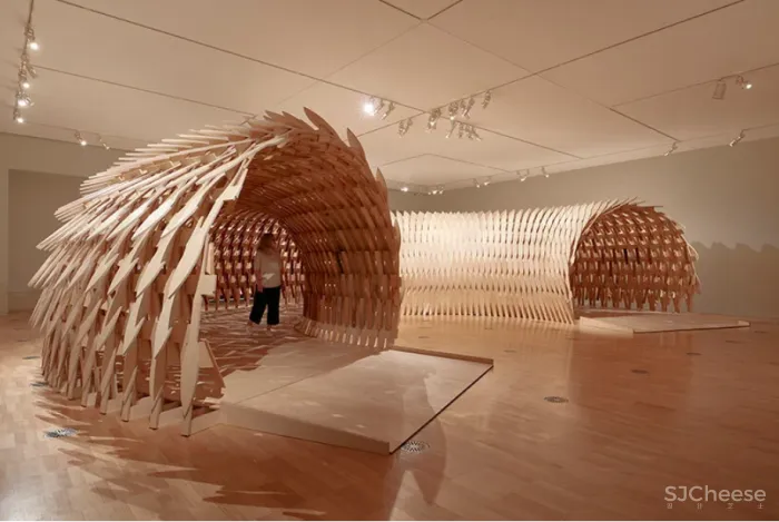 隈研吾新作又把木头玩出新花样!这是要集齐建筑材料的一百种玩法?