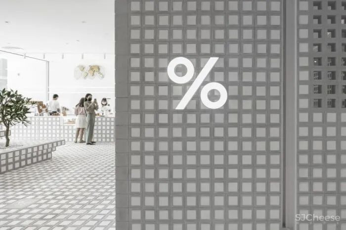 曼谷%咖啡店,手工瓷砖和砌块构建整个空间的想法。