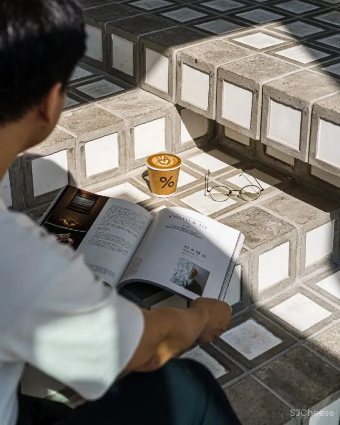 曼谷%咖啡店,手工瓷砖和砌块构建整个空间的想法。