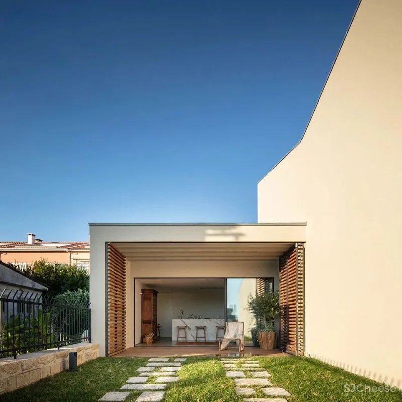 PF Architecture Studio 以中世纪蝶形屋顶为扩建设计的海边别墅