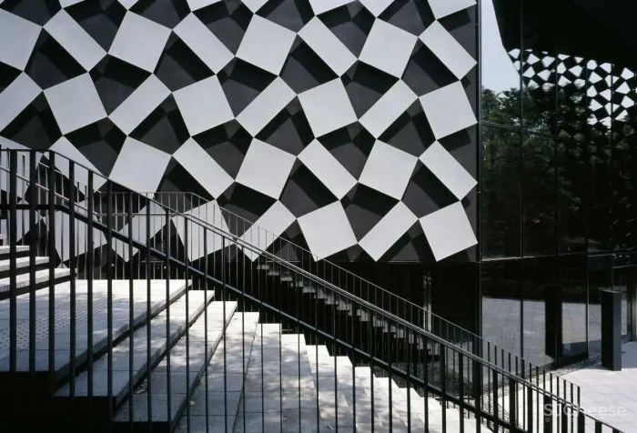 隈研吾新作又把木头玩出新花样!这是要集齐建筑材料的一百种玩法?