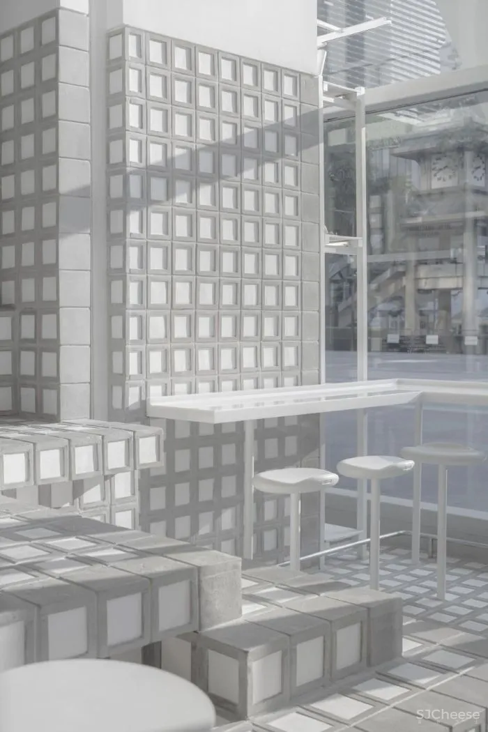 曼谷%咖啡店,手工瓷砖和砌块构建整个空间的想法。