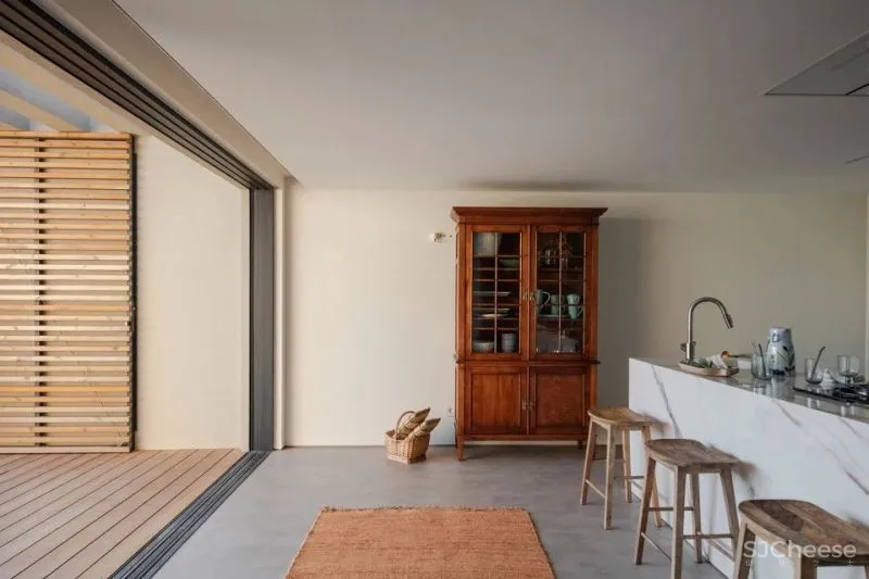 PF Architecture Studio 以中世纪蝶形屋顶为扩建设计的海边别墅