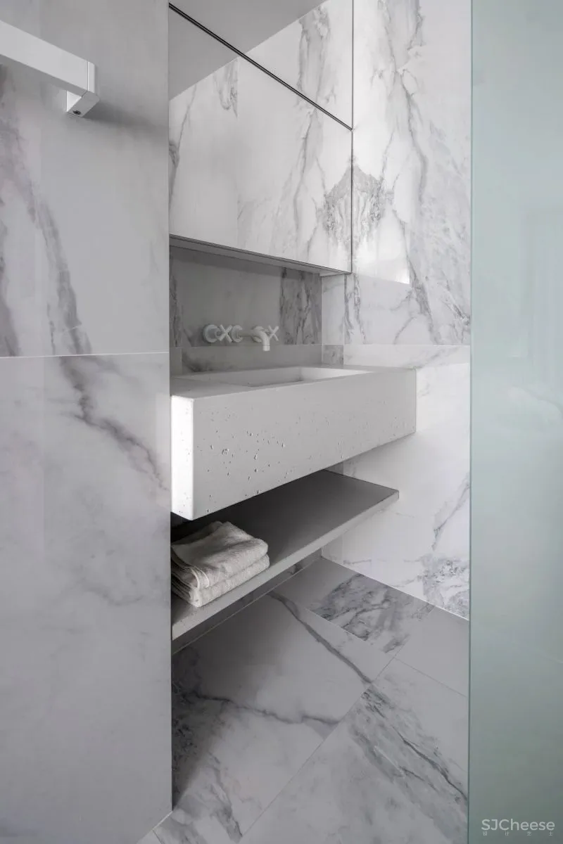 为了追求宁静的空间,设计师利用黑白灰降低家具的存在感