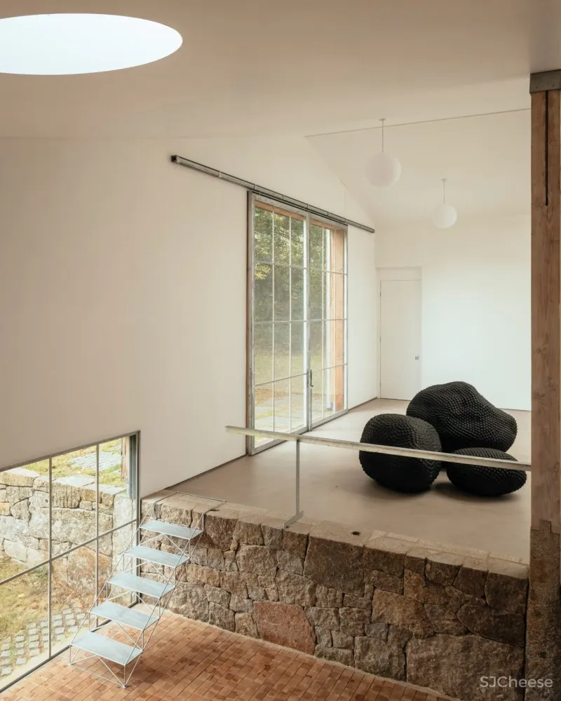 建筑师改造乡下仓房,送给雕塑家老爸做工作室,房子的打开方式太特别了!