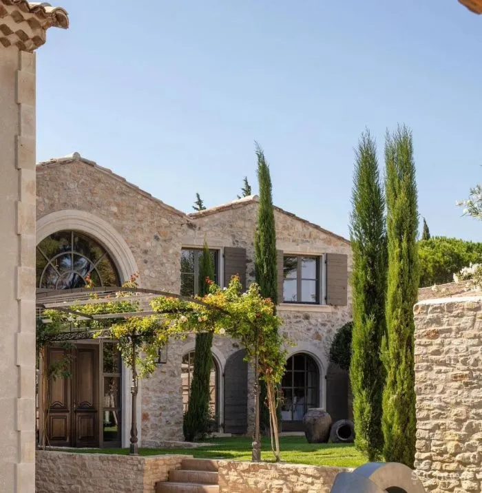 普罗旺斯百年建筑改造的精品酒店,建筑的时间感比薰衣草更迷人!