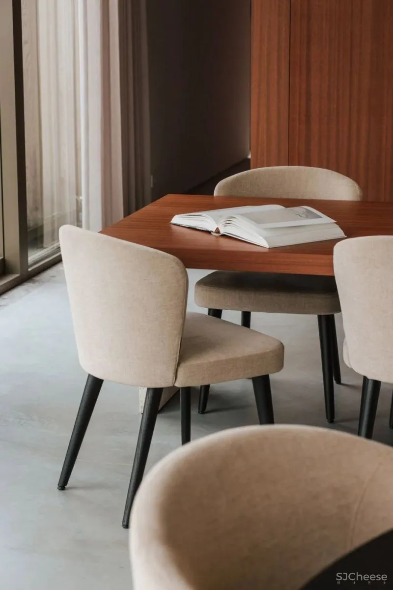 125㎡顶层公寓现代极简室内装饰设计