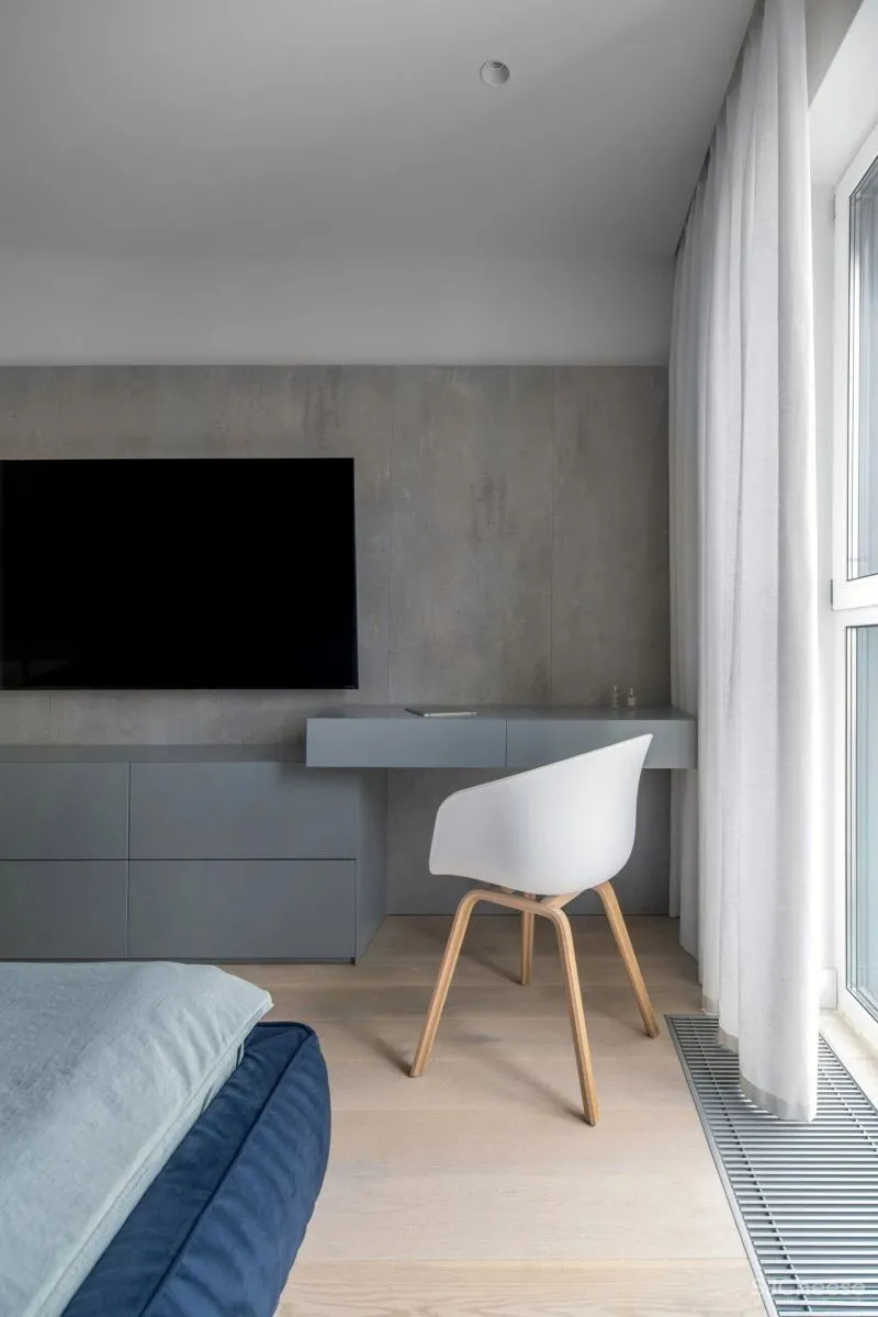 为了追求宁静的空间,设计师利用黑白灰降低家具的存在感