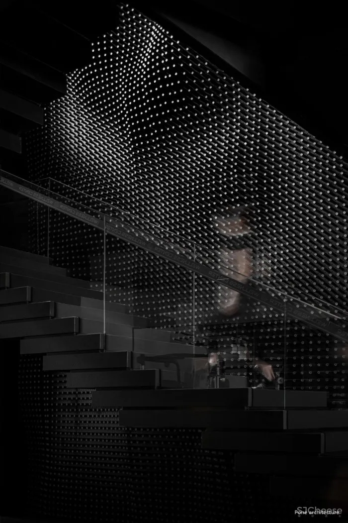 热炼「熔」城,史上“最黑”的健身房却如此酷帅