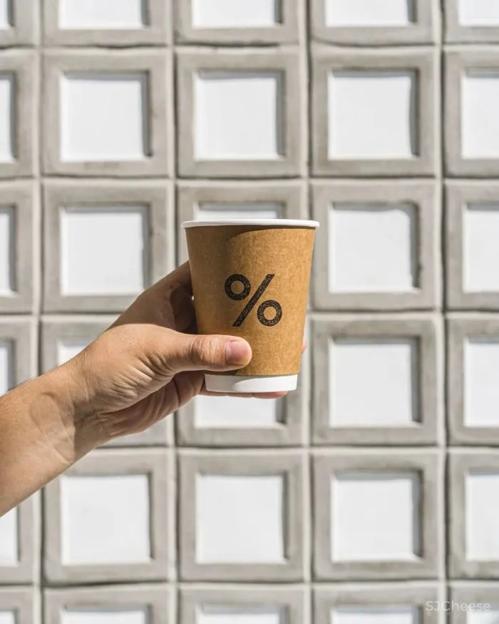 曼谷%咖啡店,手工瓷砖和砌块构建整个空间的想法。