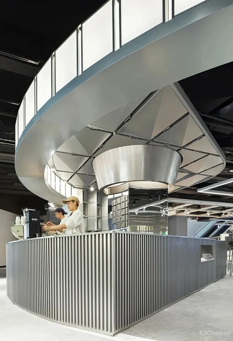 咖啡馆呈现出一种凉爽、未来主义的整体氛围