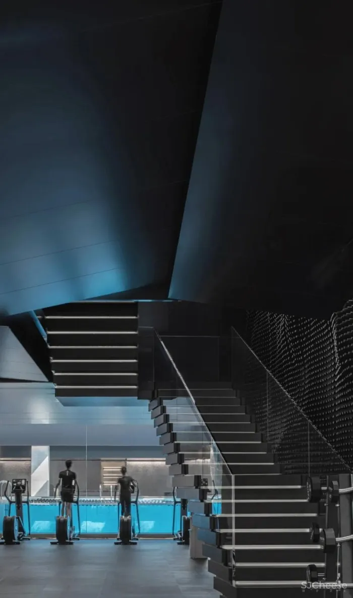 热炼「熔」城,史上“最黑”的健身房却如此酷帅