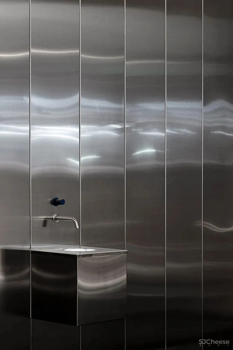 超未来主义健身房,动态数字装置营造充满活力的氛围