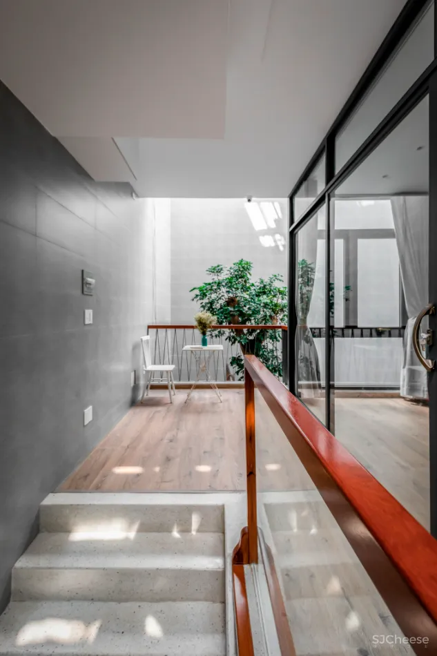 这是一座具有意义的三层住宅，它成为疫情下的一道光，照亮了整个家庭