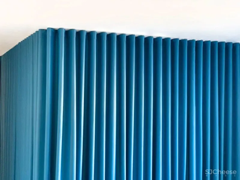 设计师可能有强迫症,不仅让墙面褶皱,还为每个功能区定义了不同的色彩!