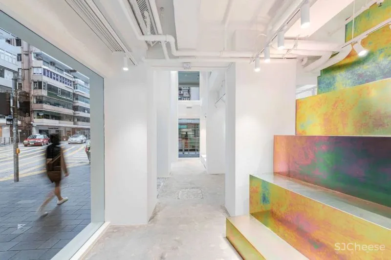 多品牌概念店Kapok ,标志性虹彩铬钢和亮白色立面打造独特空间记忆