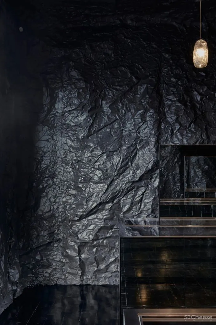 沉浸式珠宝店设计,怪异的洞穴风格,带我们踏上了一段深海之旅