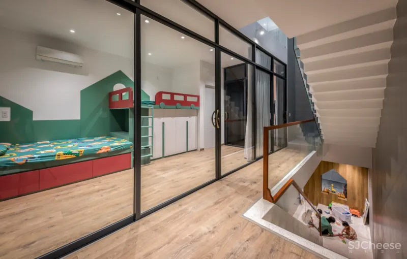 这是一座具有意义的三层住宅，它成为疫情下的一道光，照亮了整个家庭