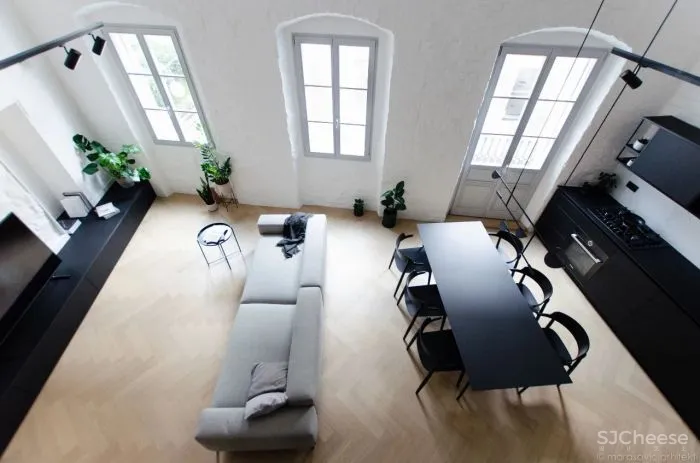 在空间中建夹层,让仅有三处彩光点的家居然如此明媚!