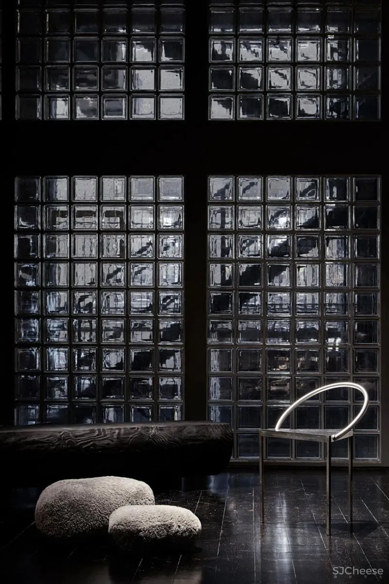 超未来主义健身房,动态数字装置营造充满活力的氛围