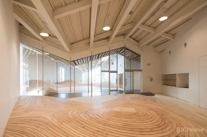 隈研吾新作又把木头玩出新花样!这是要集齐建筑材料的一百种玩法?