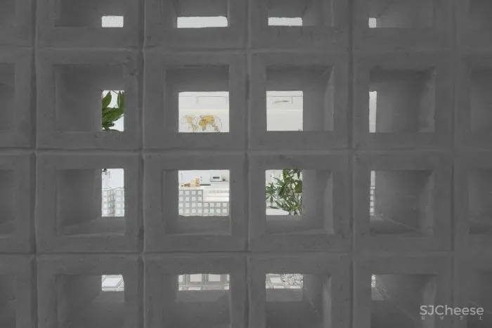 曼谷%咖啡店,手工瓷砖和砌块构建整个空间的想法。