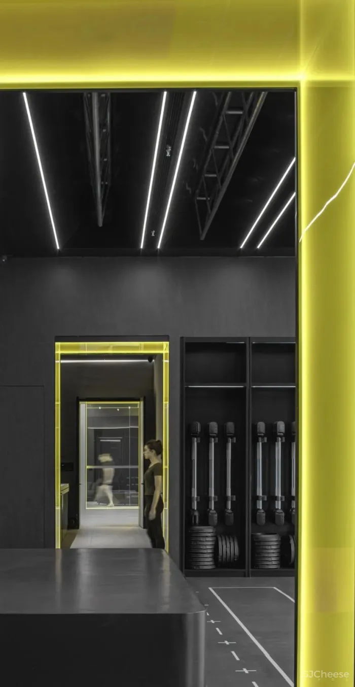 热炼「熔」城,史上“最黑”的健身房却如此酷帅