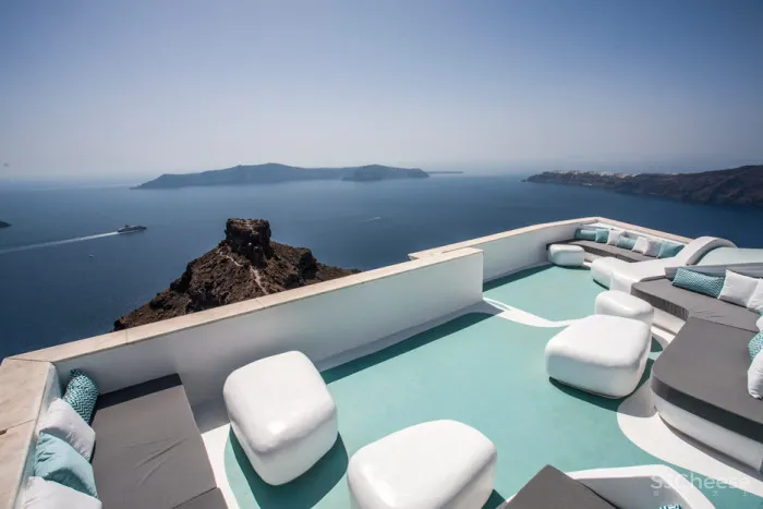 KLab decks out Santorini hotel in smooth curves