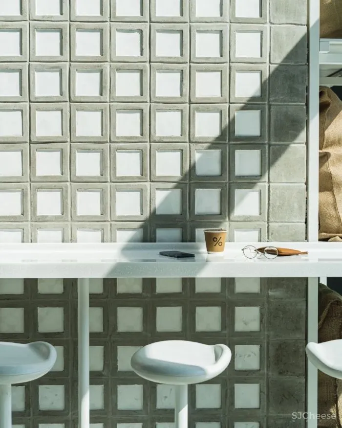 曼谷%咖啡店,手工瓷砖和砌块构建整个空间的想法。