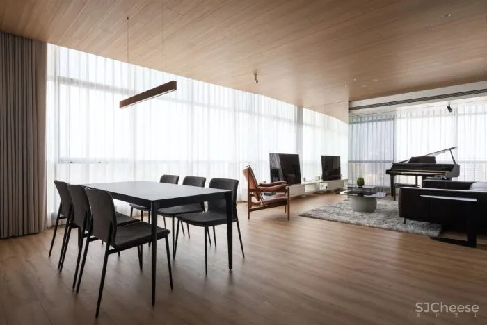 室外的喧嚣吵闹与室内的宁静温馨,在这个146平米的家中,达到了平衡