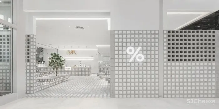 曼谷%咖啡店,手工瓷砖和砌块构建整个空间的想法。