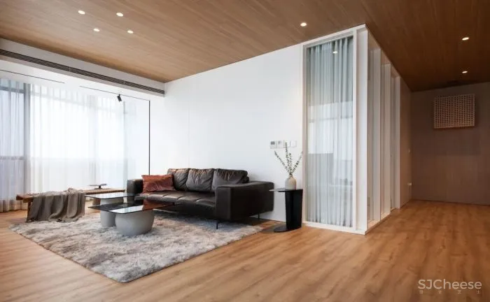 室外的喧嚣吵闹与室内的宁静温馨,在这个146平米的家中,达到了平衡