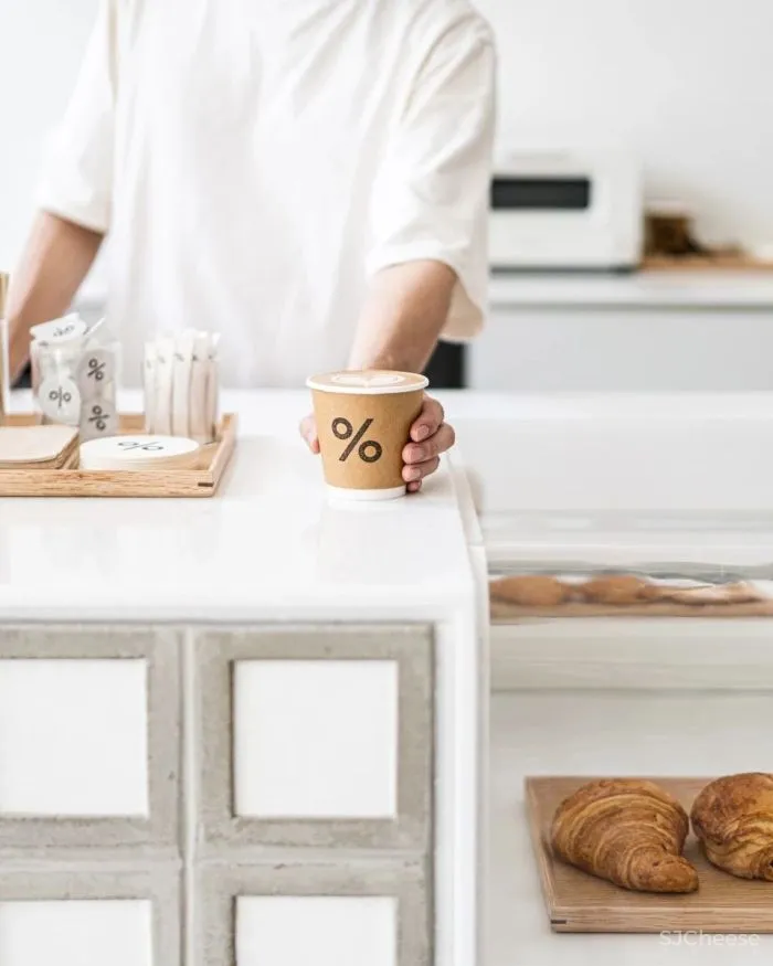 曼谷%咖啡店,手工瓷砖和砌块构建整个空间的想法。