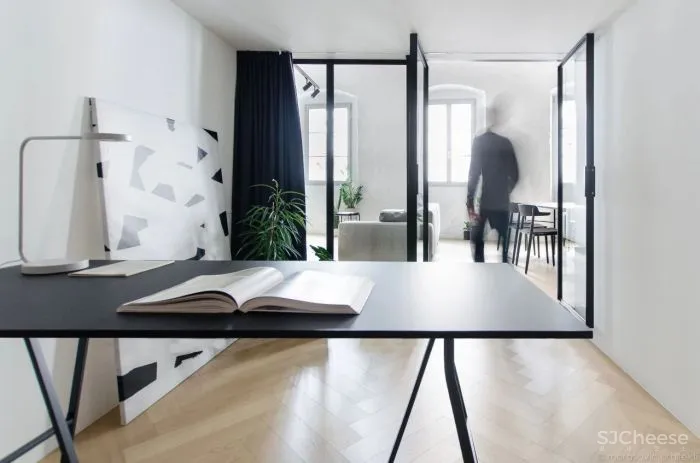 在空间中建夹层,让仅有三处彩光点的家居然如此明媚!