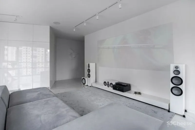 为了追求宁静的空间,设计师利用黑白灰降低家具的存在感