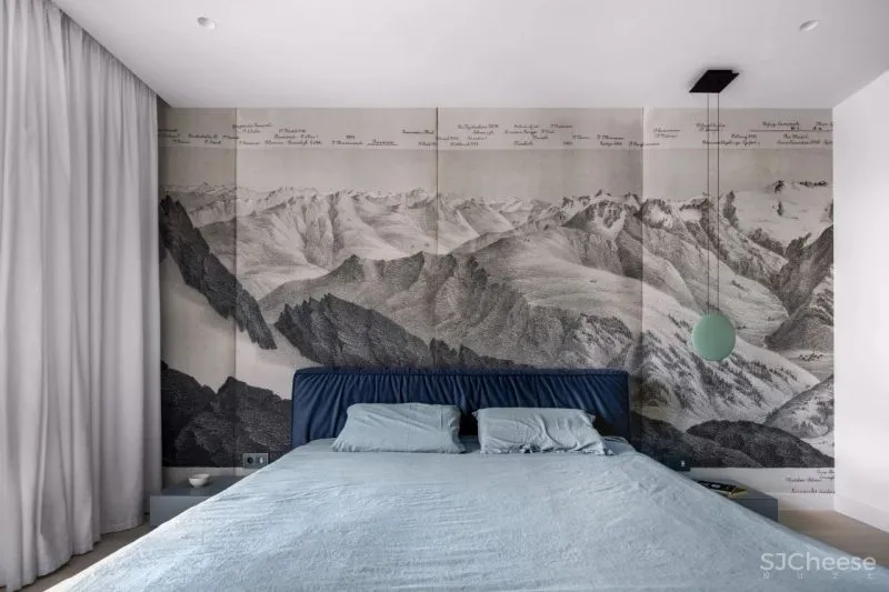 为了追求宁静的空间,设计师利用黑白灰降低家具的存在感